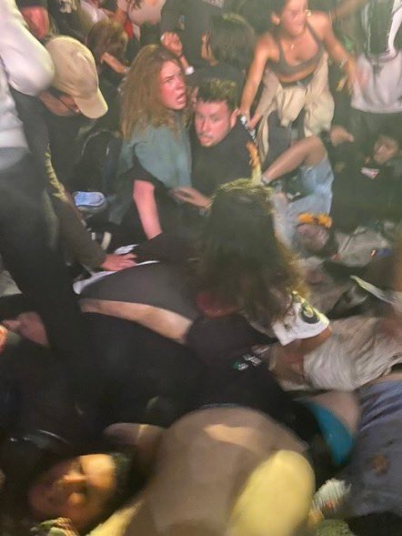 人踩人意外導致8人死亡,逾300人受傷。