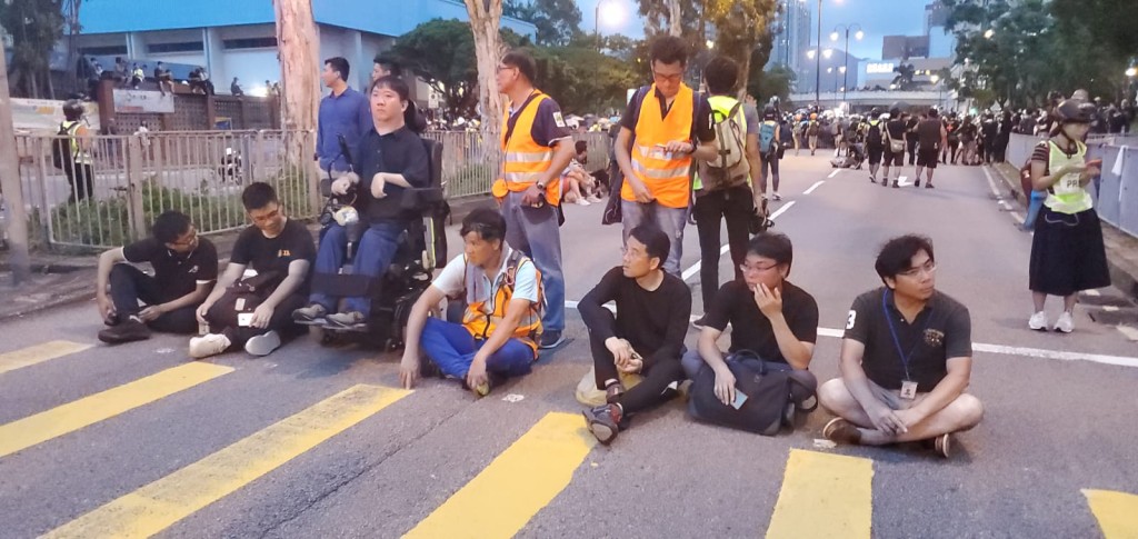 一班區議員到場要求與警察對話