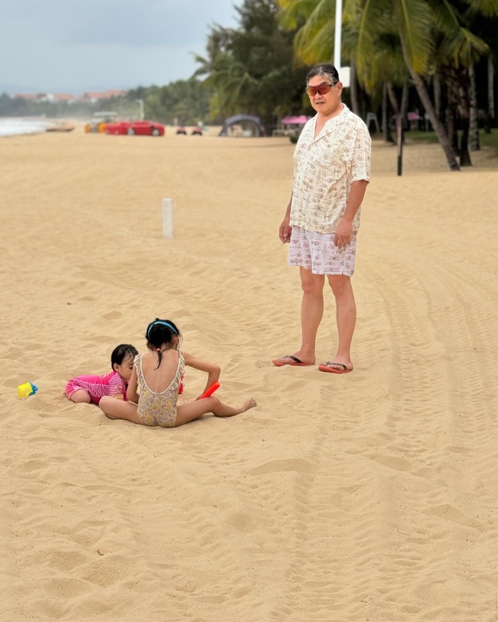 李美慧一家到沙滩玩。