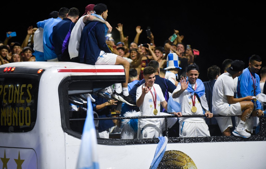 阿根廷球员坐上开蓬巴士巡游。Reuters