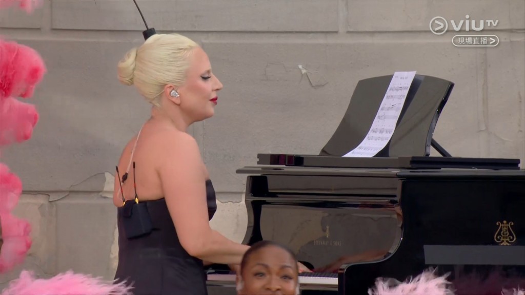 Lady Gaga更有弹钢琴。