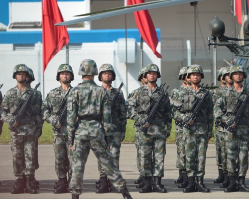 解放軍駐港部隊司令員陳道祥、政治委員蔡永中代表駐軍全體官兵，恭祝香港市民新春快樂。資料圖片