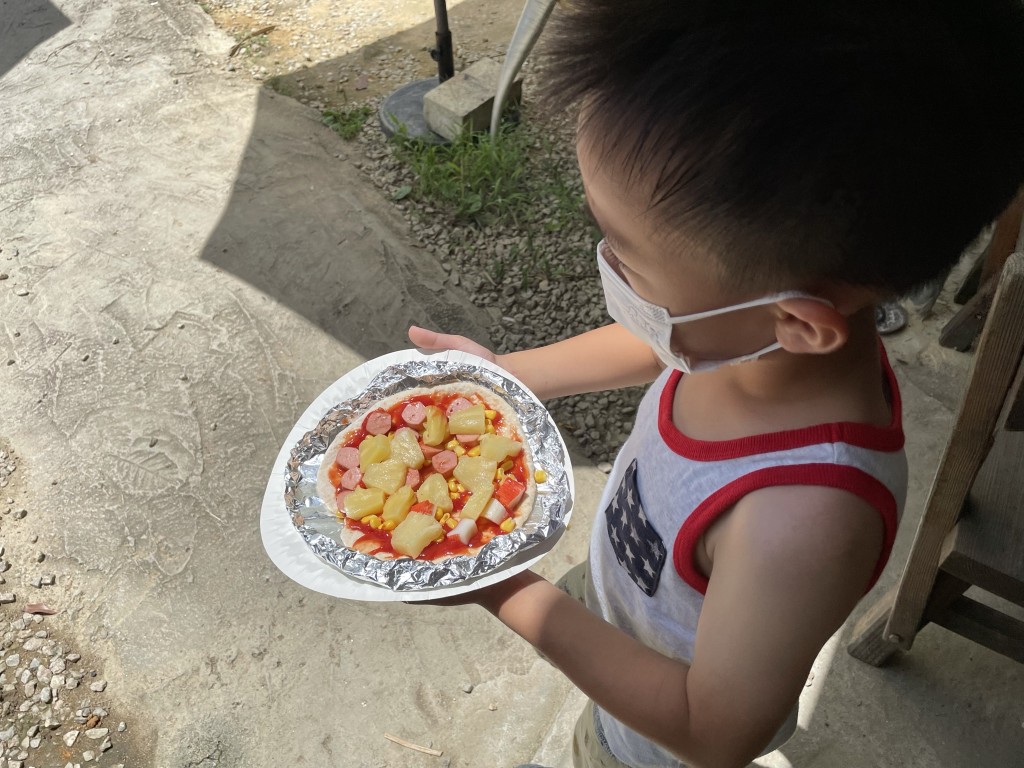 放好材料後,就準備把薄餅放進焗爐。