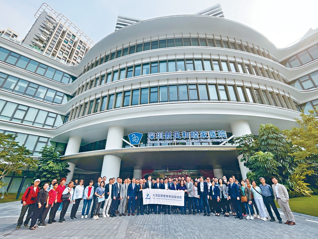 大灣區優質醫療服務考察團，早前率百人參觀深圳新風和睦家醫院。