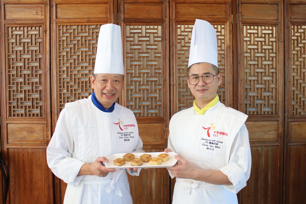 中華廚藝學院總教導員（中菜-港粵）陳俊雄師傅（左）與周少文師傅合照。