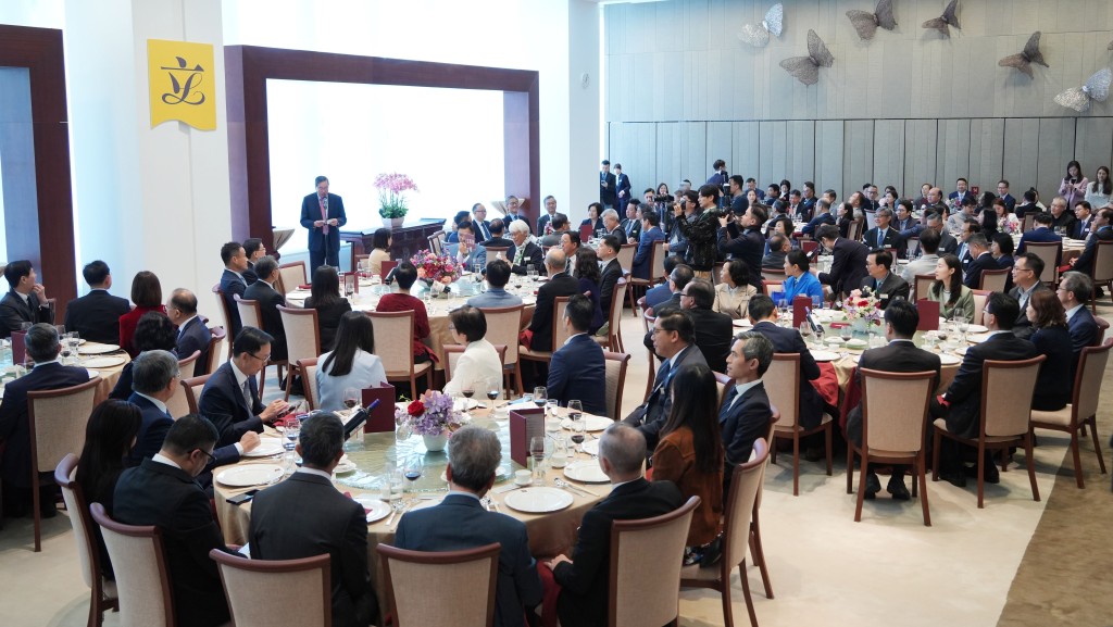 特首百忙之中出席立法會午宴 一議員扭傷腳坐輪椅出席｜Kelly Online 