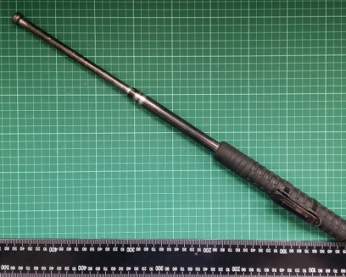 伸缩警棍。警方提供图片