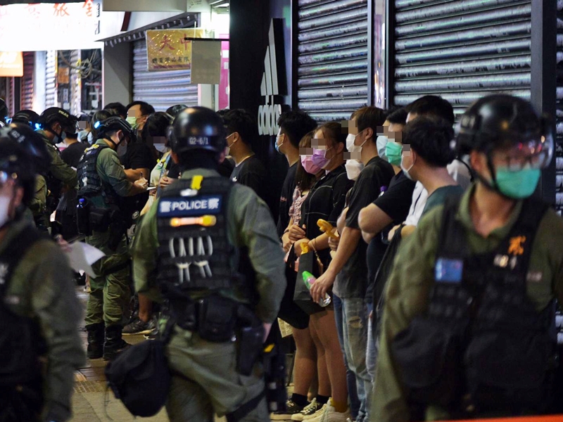 警方昨日共拘捕15人，涉嫌非法集結、襲警、縱火、藏有仿製槍械及公眾地方行為不檢。