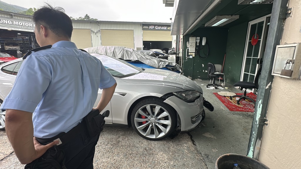 警員在場調查。 警員在場調查。