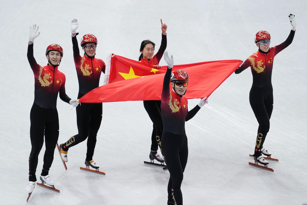 中国队赛后挥舞国旗绕场庆祝。