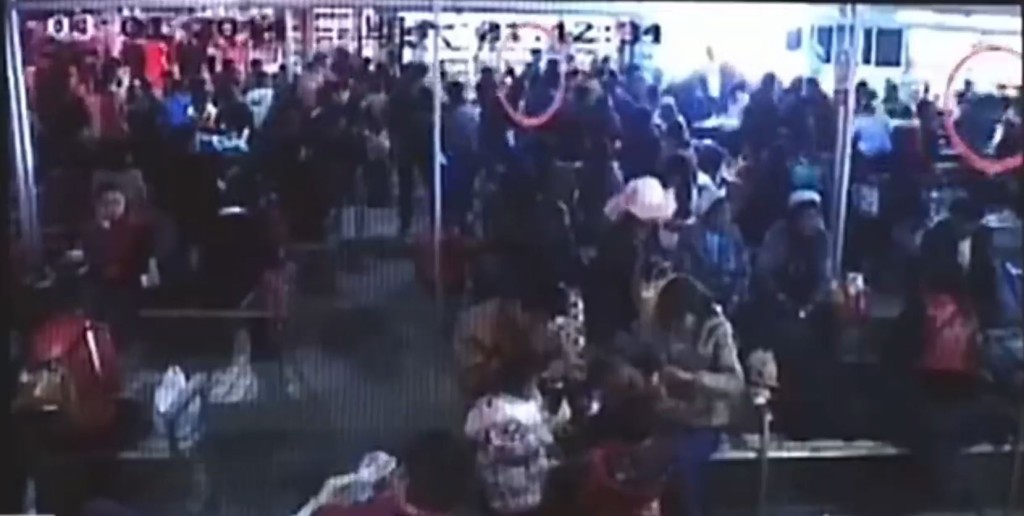监路电视拍到恐怖分子在火车站不同位置施袭时情景。