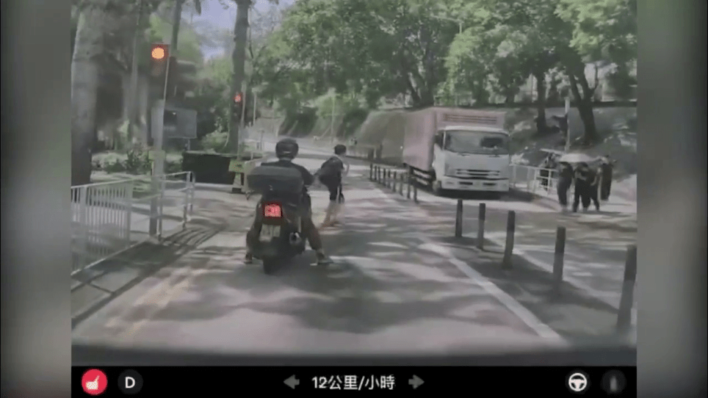 粉紅色密斗貨車當時在荃灣國瑞路衝燈。YouTube:車Cam特警 粉紅色密斗貨車當時在荃灣國瑞路衝燈。YouTube:車Cam特警