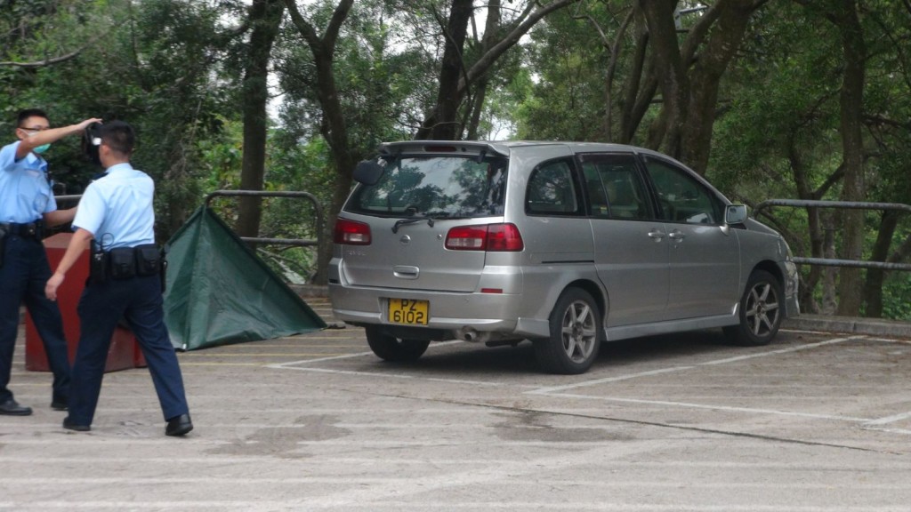 一名男子昏迷在車內,行山人士發現後報警。 林明思攝