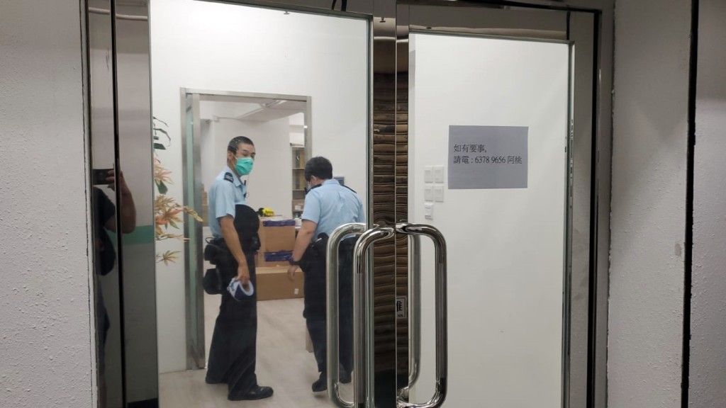 警員於時裝店內調查。