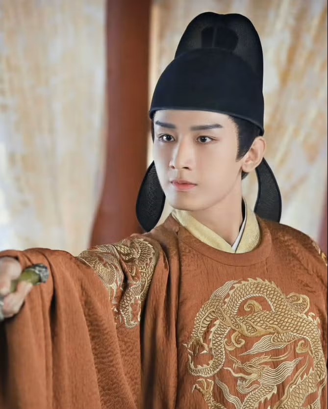 成毅出演劇集《琉璃》走紅，有古裝男神之稱。微博