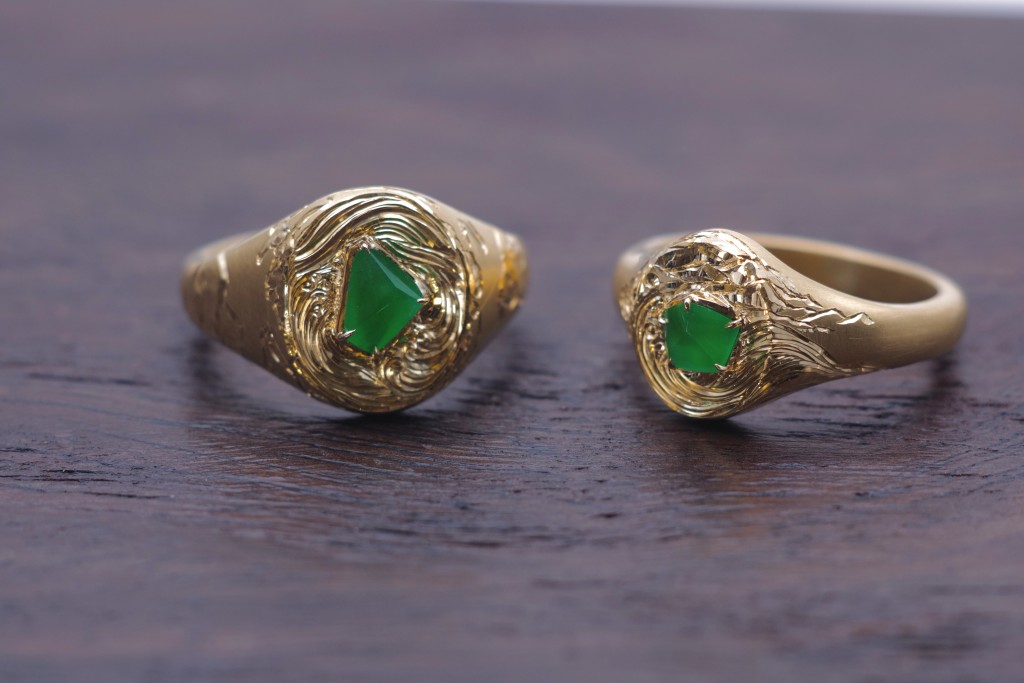 靈感源自西方傳統的紋章戒（Signet Ring）的指環，18K雕刻黃金面鑲嵌翡翠，營造視覺對比，亦結合中西文化及家族傳承之意。