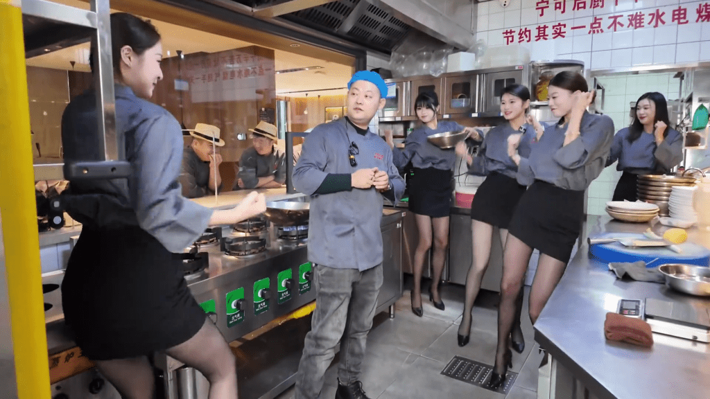 餐廳宣傳片黑襪美女廚房跳舞受質疑。 抖音截圖