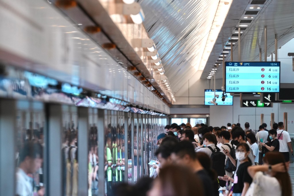 港鐵屯馬線往市區方向月台開始出現上班人潮。劉駿軒攝