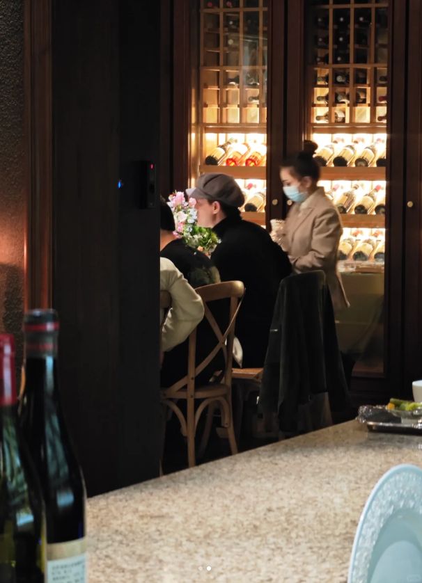 最近有网民在上海一间法国餐厅巧遇林峯。