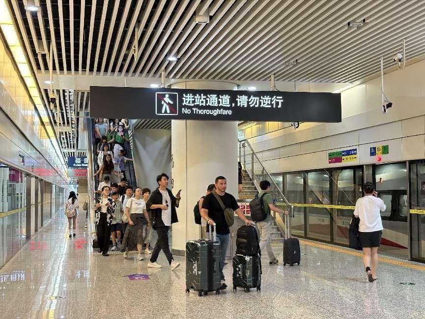 广深港高铁跨境客流今年提前破2000万，香港前往内地客流达972.7万人次。  中国日报