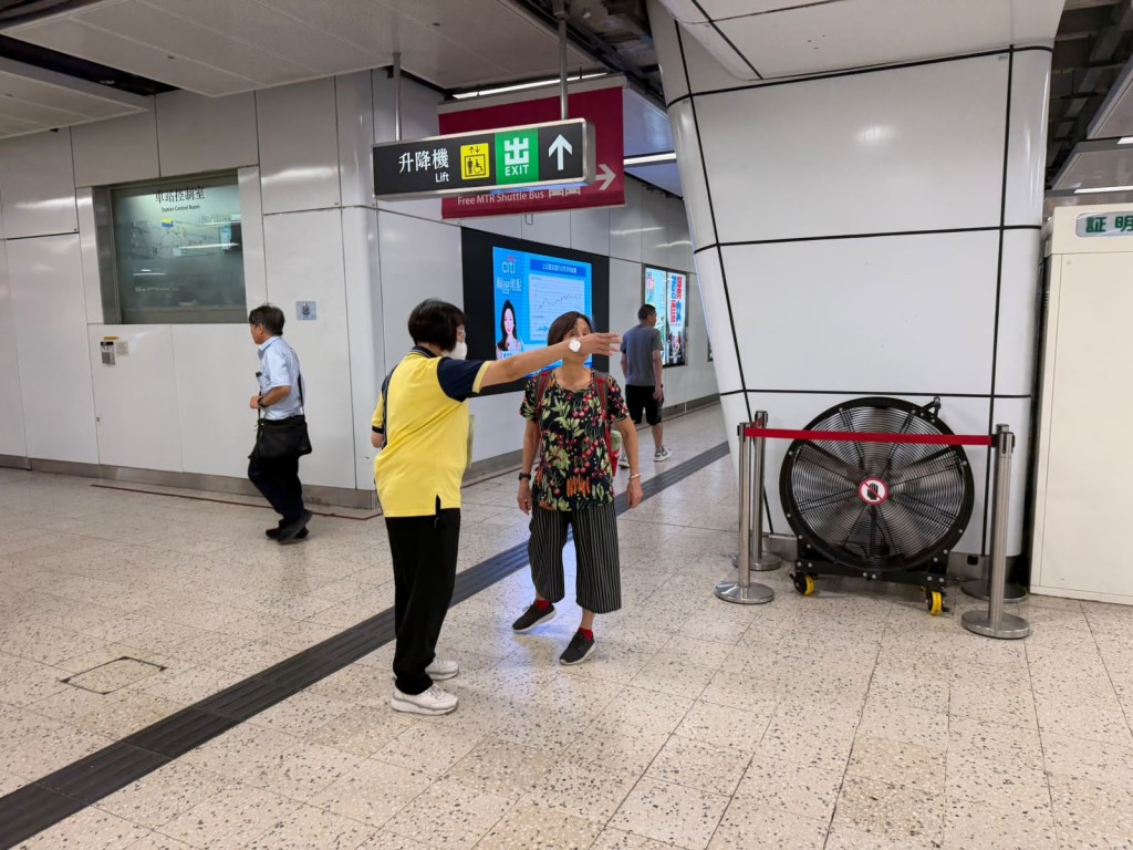 港鐵加派職員指引及協助乘客。 港鐵加派職員指引及協助乘客。