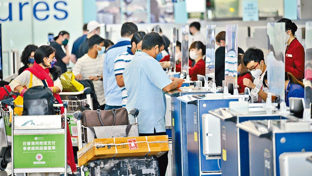 政府日前宣布放寬來港人士檢疫期，有航企往來香港機票價格急升。