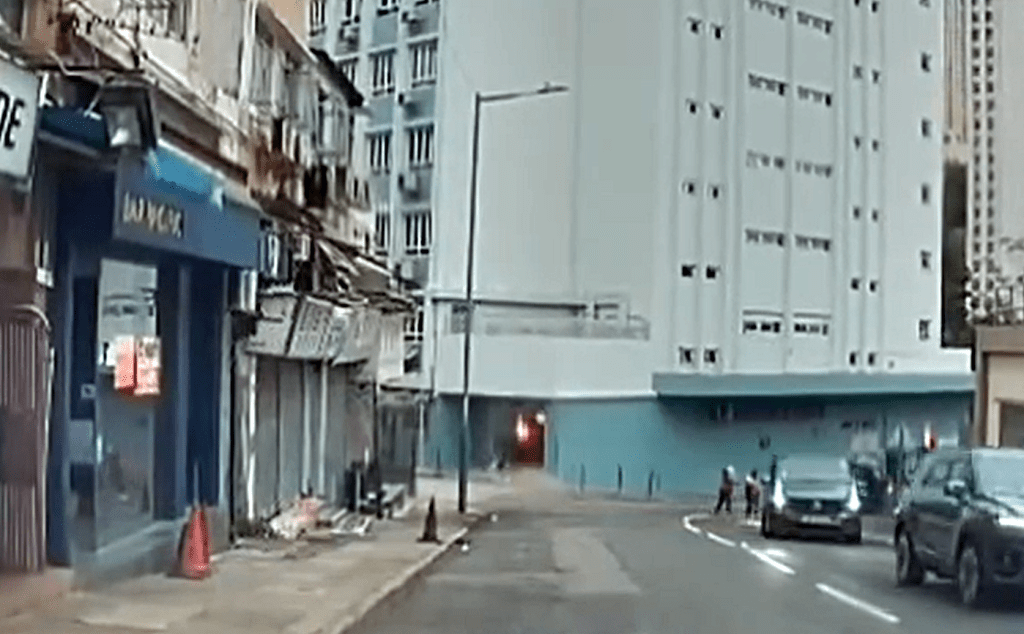 的士撞入校舍過程。fb：馬路的事討論區