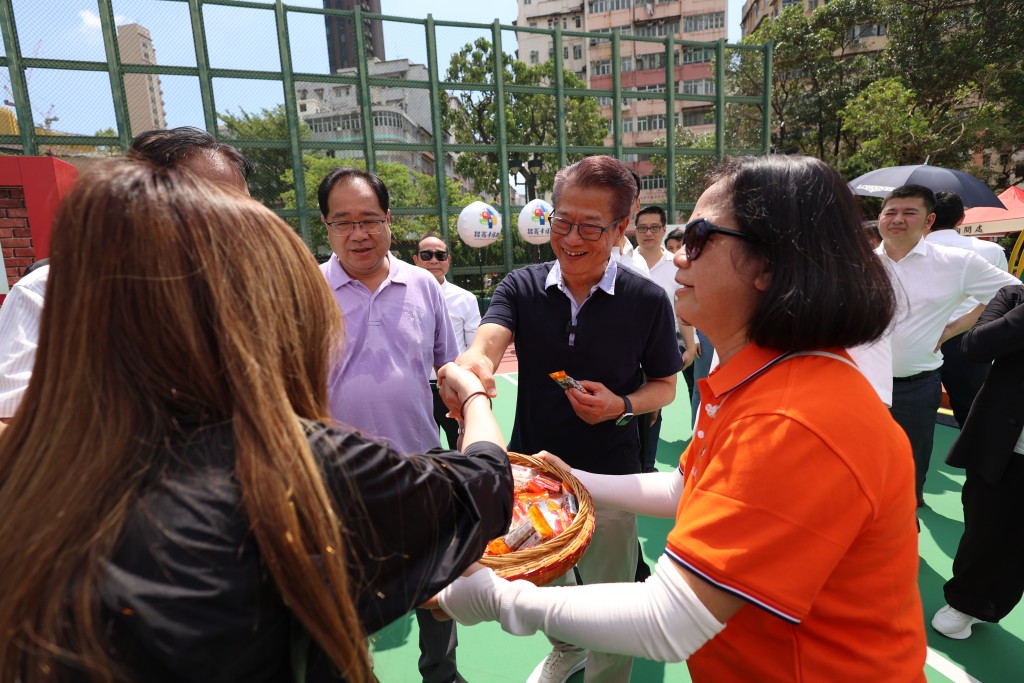 活動期間，陳茂波不時以潮州話與街坊打招呼。官方圖片