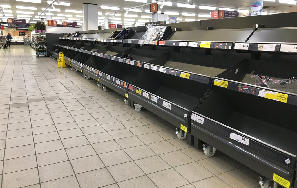 英国民众抢购粮油食品。AP图片