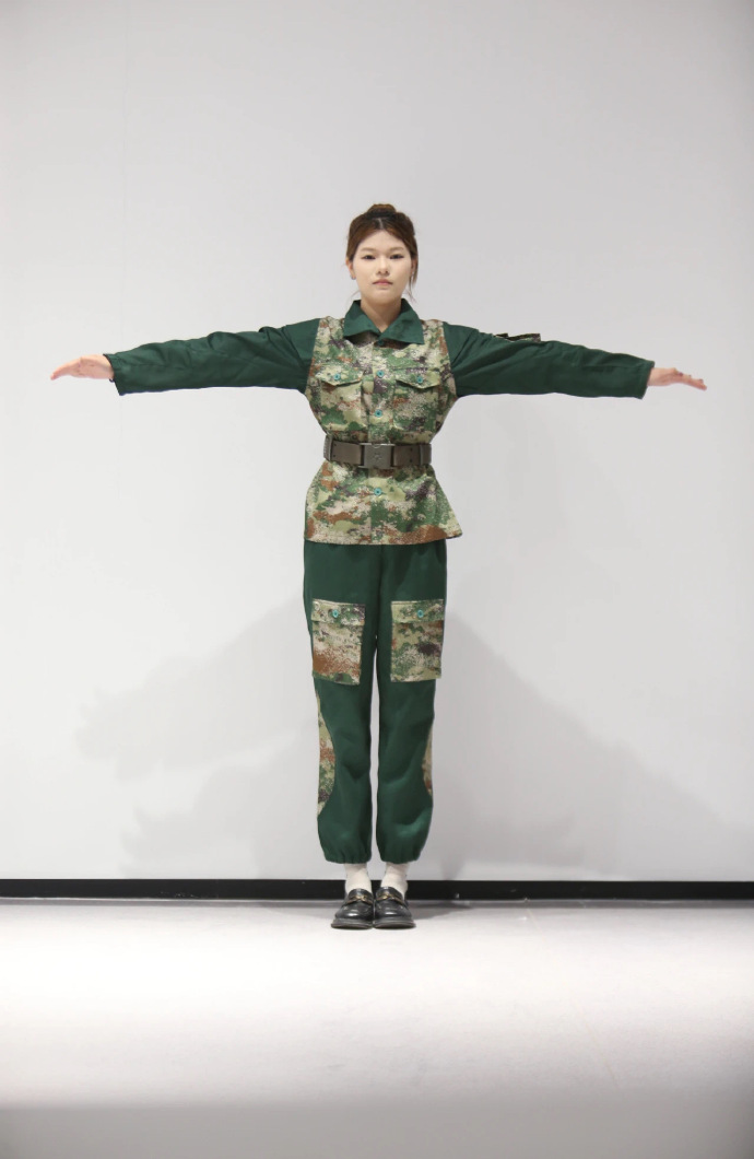 六號候選新生軍訓服設計很「另類」。 六號候選新生軍訓服設計很「另類」。