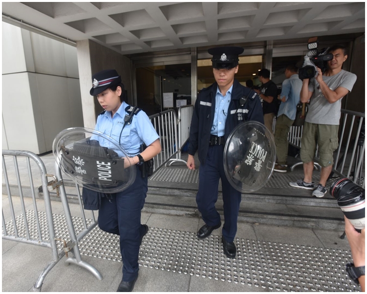 高院出現持刀男子。