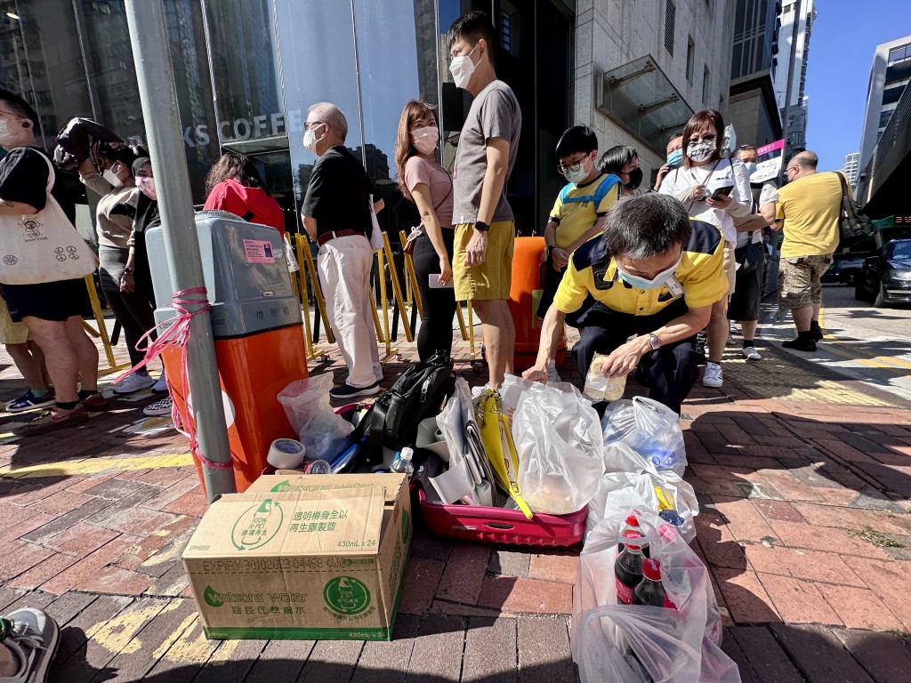 港鐵油麻地站列車甩門，佐敦站外接駁巴排隊情況。（蘇正謙攝）