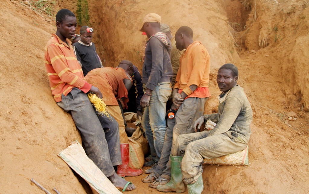 挖礦工人在剛果（金）南基伍省一個非法礦坑的隧道外。 路透社