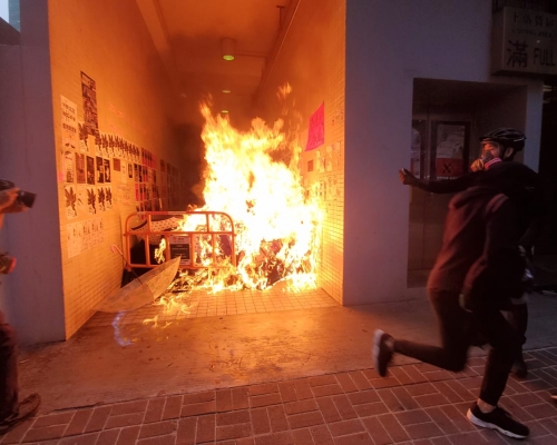 示威者縱火投擲汽油彈