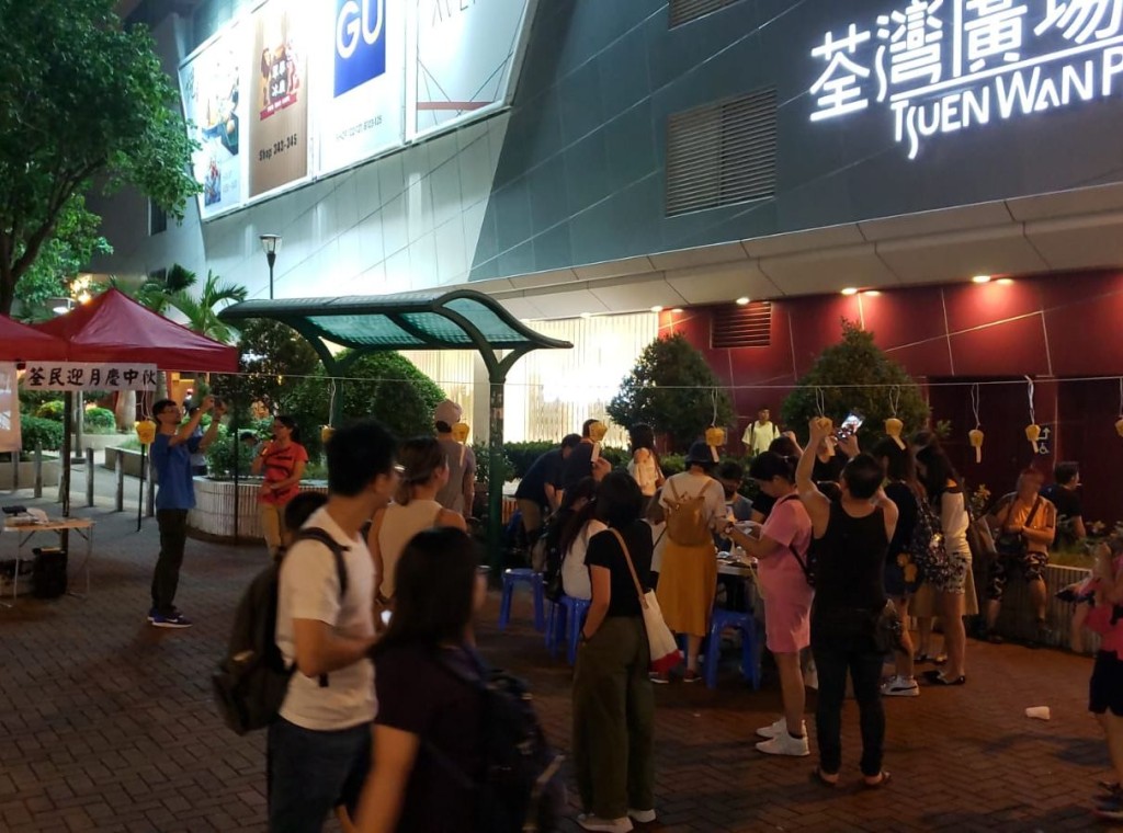 一批人則在荃灣廣場外聚集。