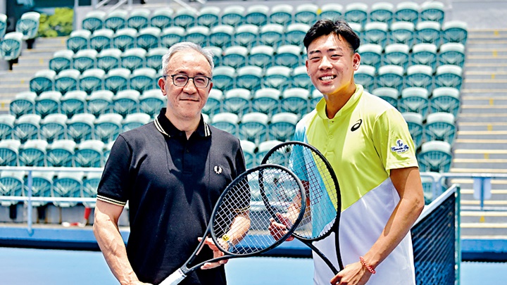 香港香港國際網球挑戰賽將於12月底舉行,本港球手黃澤林(右)亦會參加,莫君逸(左)表示會對遊客宣傳入境檢疫安排。資料圖片