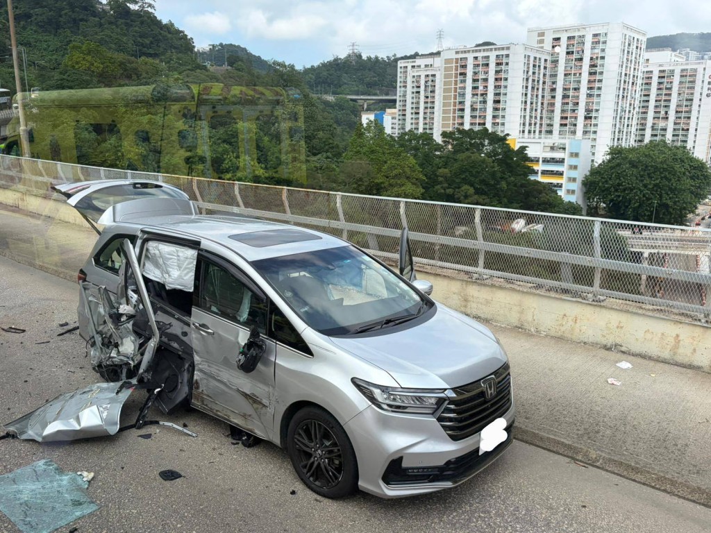 銀色私家車嚴重損毀,車門被撞至變形。fb「西貢日報」圖片 銀色私家車嚴重損毀,車門被撞至變形。fb「西貢日報」圖片
