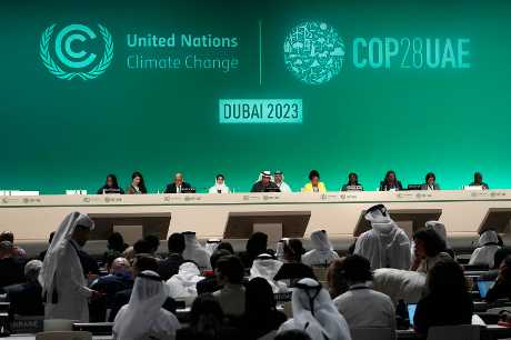 COP28大會主席賈比爾周一在杜拜舉行的氣候峰會上發言。美聯社