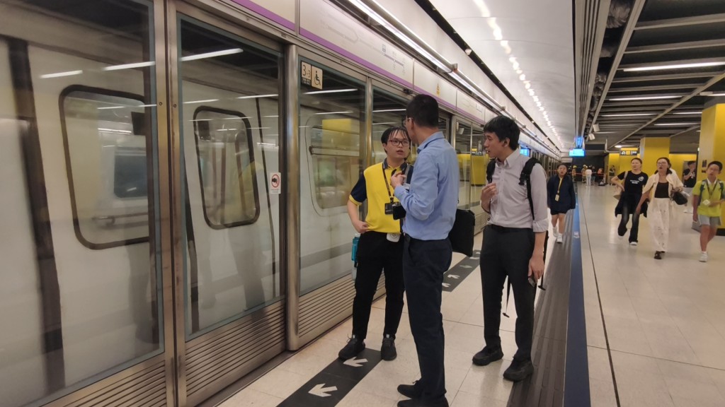 港鐵職員協助受影響乘客。徐裕民攝 港鐵職員協助受影響乘客。徐裕民攝
