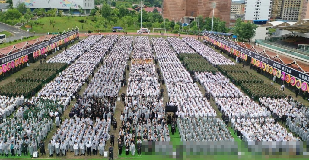 喪禮送別隊伍人數龐大。