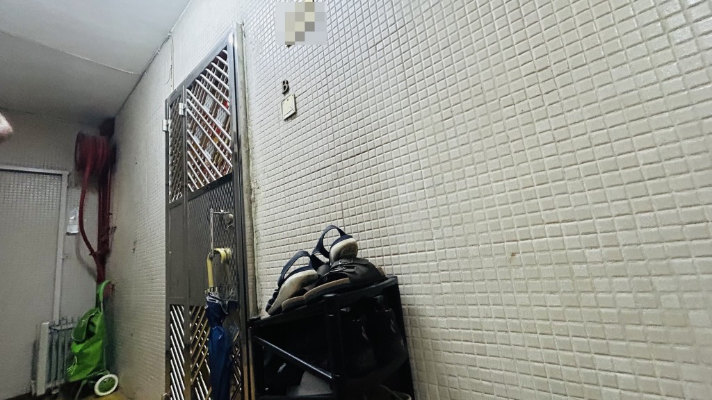 記者到訪失蹤女子位於水渠道的寓所,屋內一名男子表示Lisa「未搵到」,然後關上木門。 記者到訪失蹤女子位於水渠道的寓所,屋內一名男子表示Lisa「未搵到」,然後關上木門。