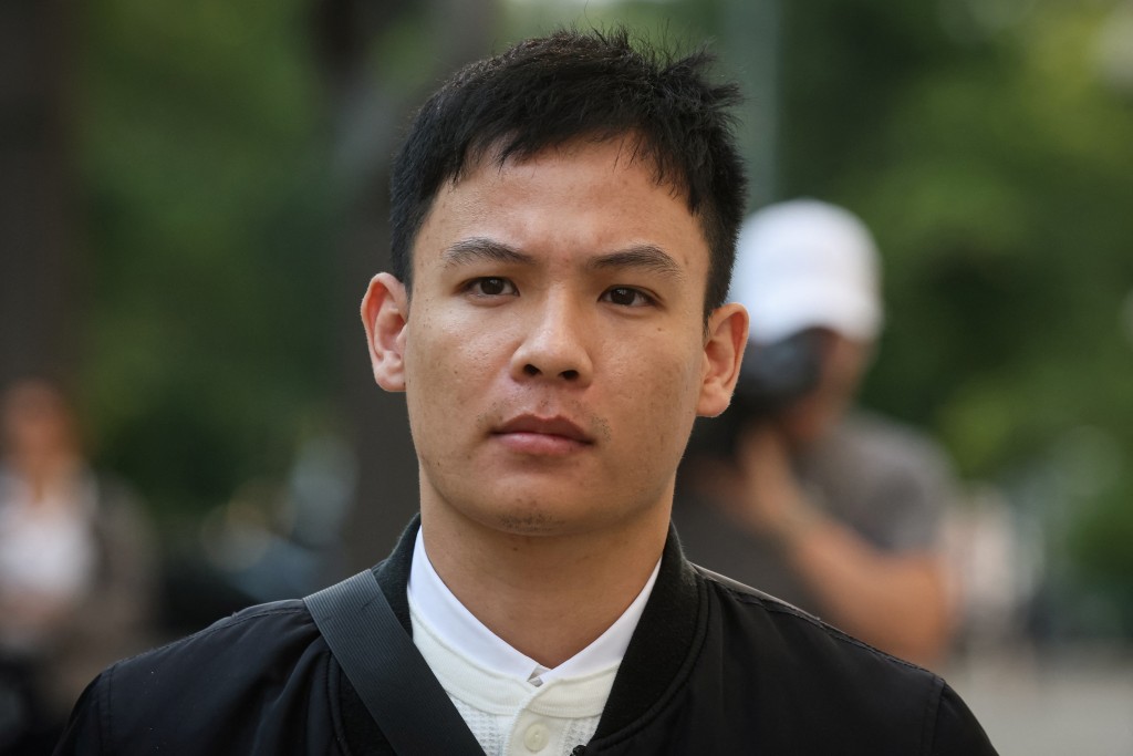 郑聪颖被裁定跟踪罪成，最高刑罚为入狱10年。路透社