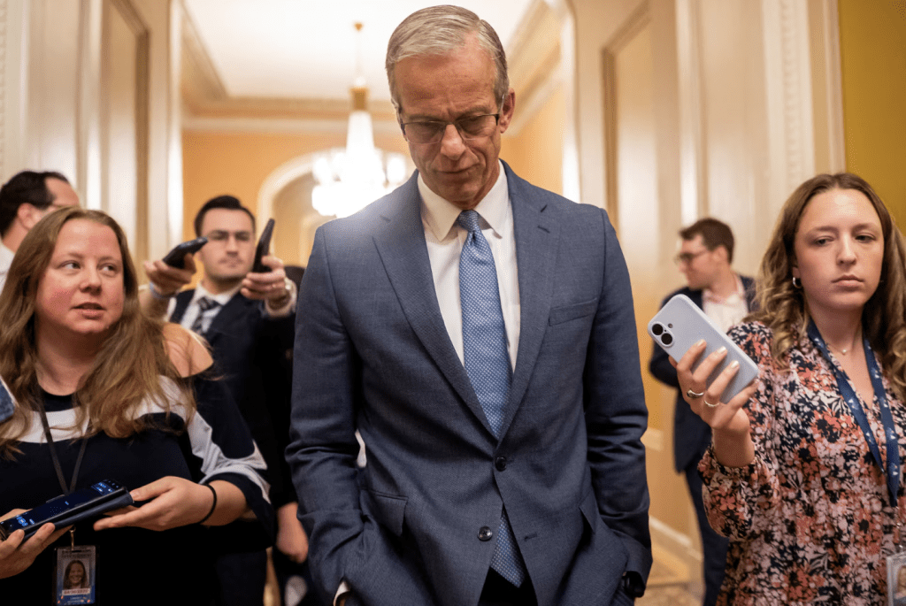 美國參議院多數黨領袖約翰·圖恩 (John Thune) (共和黨南達科他州議員) 走進參議院,共和黨議員正努力通過美國總統特朗普 (Donald Trump) 提出的全面支出和稅收法案。路透社 美國參議院多數黨領袖約翰·圖恩 (John Thune) (共和黨南達科他州議員) 走進參議院,共和黨議員正努力通過美國總統特朗普 (Donald Trump) 提出的全面支出和稅收法案。路透社