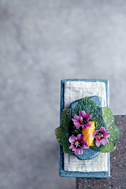 咸鲜香气在口中回荡的海胆与海藻菜式。