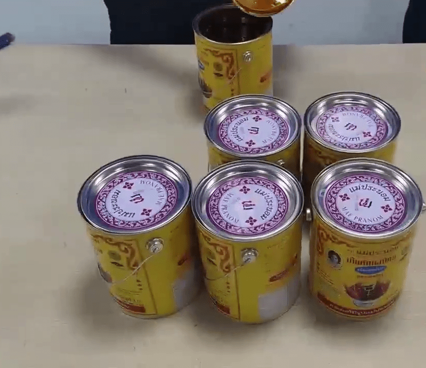 深圳郵局海關將「麻辣醬」罐頭拿出並打開。 深圳郵局海關將「麻辣醬」罐頭拿出並打開。