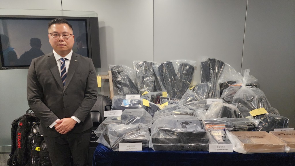 警方毒品調查科警司關駿軒向傳媒簡報案情。 警方毒品調查科警司關駿軒向傳媒簡報案情。