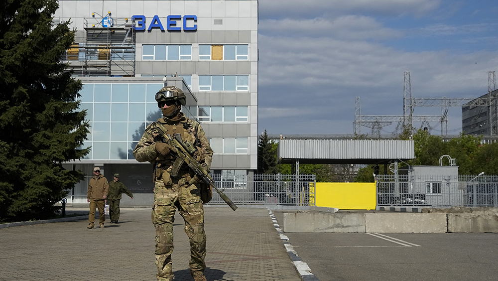 一名俄羅斯軍人在烏克蘭東南部俄國軍事控制區的紮波羅熱核電站區域站崗。AP