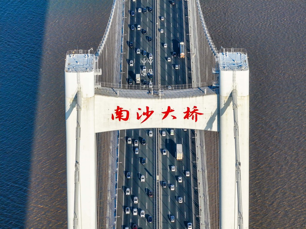 端午假期，多條連接香港與內地的主要通道車流將顯著增長。 中新社