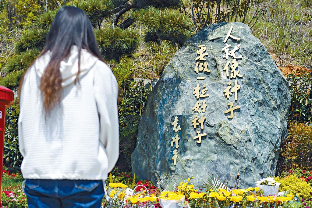 清明節，長沙市民昨天在袁隆平院士墓碑前緬懷。