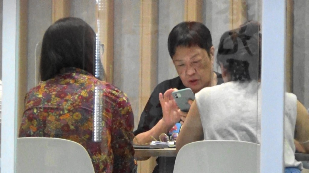 導演當日係咁睇完手機再睇電腦。